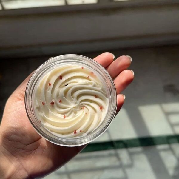 Body Butter – Μια Αγκαλιά Θρέψης Φτιαγμένο με λάδι καρύδας, βούτυρο καριτέ, αμυγδαλέλαιο, 