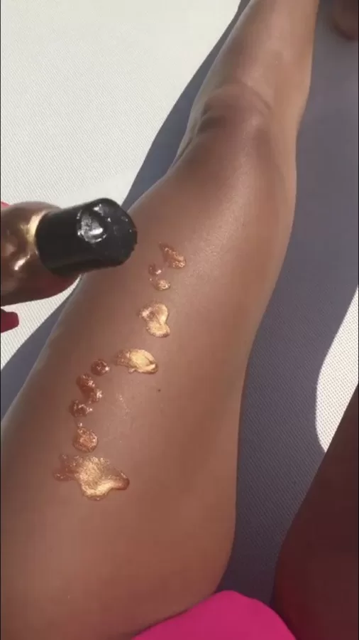 Λαδάκι Μαυρίσματος – Summer Bronze Oil Μια ηλιόλουστη αγκαλιά σε κάθε σταγόνα. Με καροτέλα